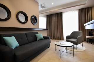 Отель Hotel Perla Херцег-Нови Улучшенные апартаменты с 1 спальней с видом на море-1