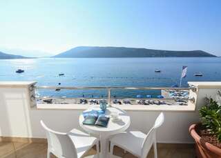 Отель Hotel Perla Херцег-Нови Улучшенные апартаменты с 1 спальней с видом на море-2