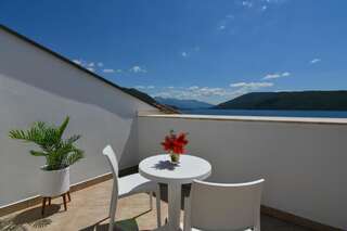 Отель Hotel Perla Херцег-Нови Улучшенный двухместный номер с 1 кроватью и видом на море-2