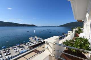 Отель Hotel Perla Херцег-Нови Улучшенные апартаменты с 1 спальней с видом на море-3
